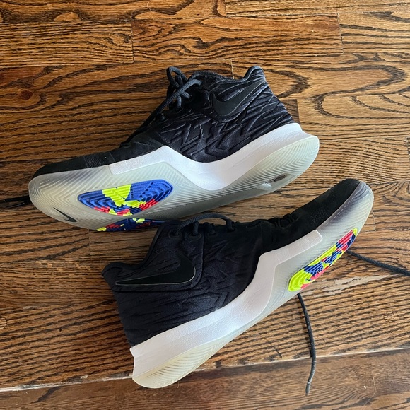 KYRIES - Picture 9 of 10